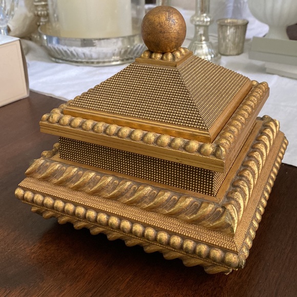 Decorative gold fancy box with lid, velvet lined - Picture 2 of 6